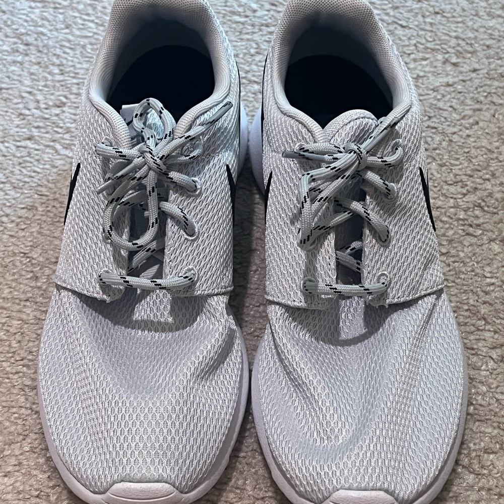 Women’s Nike Rosherun/ Pure Platinum/ Black-White - Picture 4 of 4